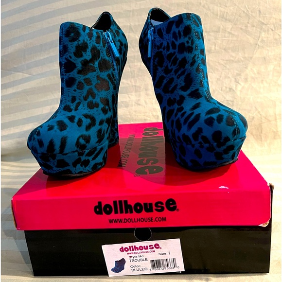 Dollhouse Trouble Wedge Ankle Boots - Picture 3 of 4
